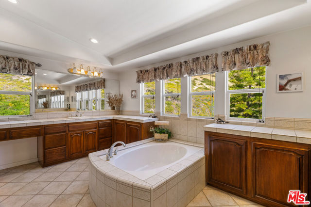 2321 Sunny Point Street, Thousand Oaks CA: https://media.crmls.org/mediaz/0df68319-6f9d-4b2a-93e8-f140cb5afa2b.jpg
