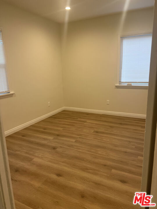 4129 1/2 W Toluca Lake Avenue, Burbank CA: https://media.crmls.org/mediaz/0df6b401-c9d4-4336-b4a8-0c98bee96ac9.jpg
