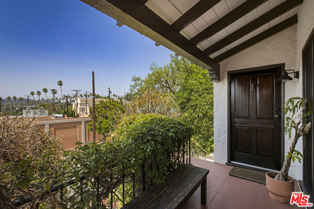 6105 Mount Angelus Drive, Los Angeles CA: https://media.crmls.org/mediaz/0df6fdd1-e508-438a-8821-86dcf7772a24.jpg