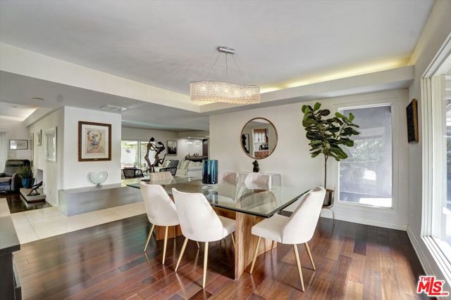 3530 Royal Woods Drive, Sherman Oaks CA: https://media.crmls.org/mediaz/0df7695b-72a8-4433-8b1f-c9aad8cca6f2.jpg