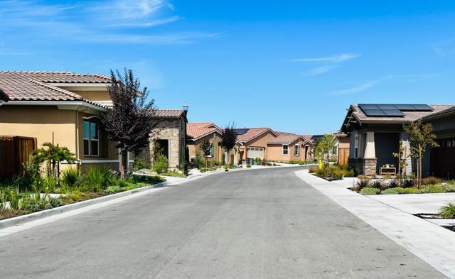 2051 White Oak Drive, Hollister CA: https://media.crmls.org/mediaz/0df7ce76-7597-487e-945c-b0636350255b.jpg