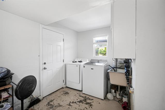 21926 Victory Dr, Hayward CA: https://media.crmls.org/mediaz/0df82ce0-0936-408b-84dd-3b877273db48.jpg