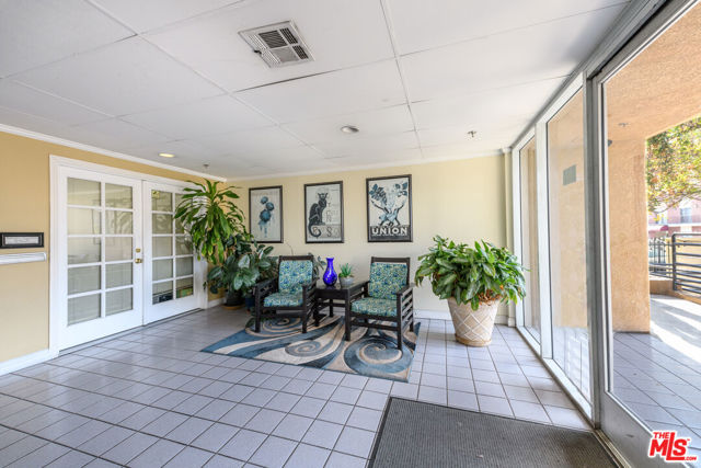 340 N Hayworth Avenue, Los Angeles CA: https://media.crmls.org/mediaz/0df8dd5b-56e1-427b-8579-21e7e7a6d46a.jpg