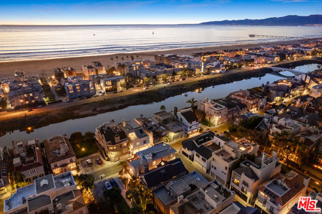 4616 Roma Court, Marina del Rey CA: https://media.crmls.org/mediaz/0df8f329-6ccc-4005-8788-9e20bf269cd6.jpg