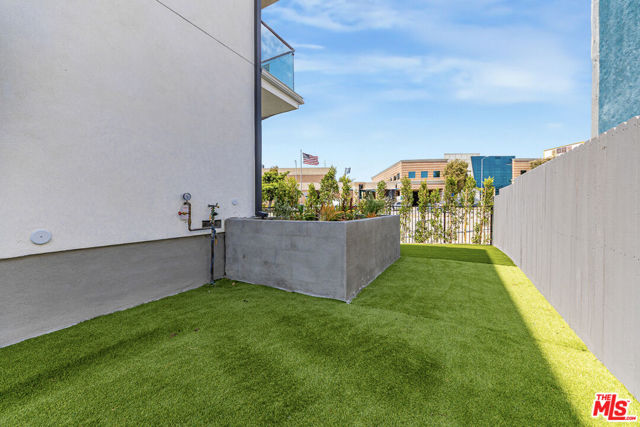 1636 Longwood Avenue, Los Angeles CA: https://media.crmls.org/mediaz/0df92426-3cfd-417d-9913-a33809202a46.jpg