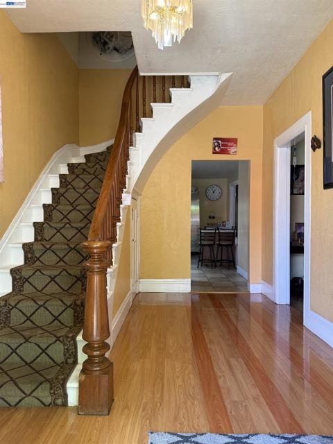 663 25TH Street, Oakland CA: https://media.crmls.org/mediaz/0df99f1e-60d8-4429-90e8-52212d4df605.jpg