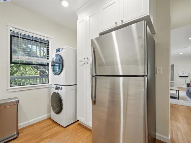 2323 Mastlands Dr, Oakland CA: https://media.crmls.org/mediaz/0dfcffd7-6e81-4efe-b5c5-acfd7ada4fd5.jpg