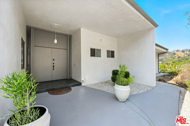 2657 Zorada Drive, Los Angeles CA: https://media.crmls.org/mediaz/0dfd17ce-f76c-4fcc-ad1e-190f29136a11.jpg