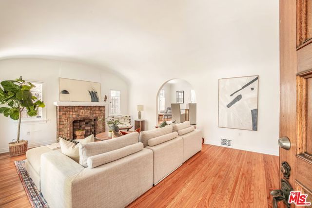 842 S Sycamore Avenue, Los Angeles CA: https://media.crmls.org/mediaz/0dfd6b45-de31-48a2-adb7-48d2ca544e72.jpg
