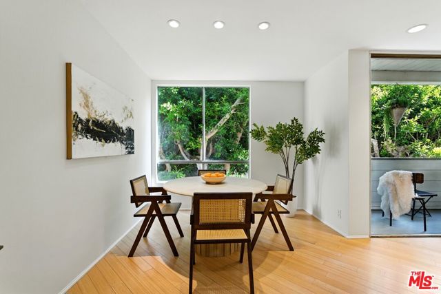 429 N Oakhurst Drive, Beverly Hills CA: https://media.crmls.org/mediaz/0dfd8821-f29f-47bc-9a34-26d531fce014.jpg