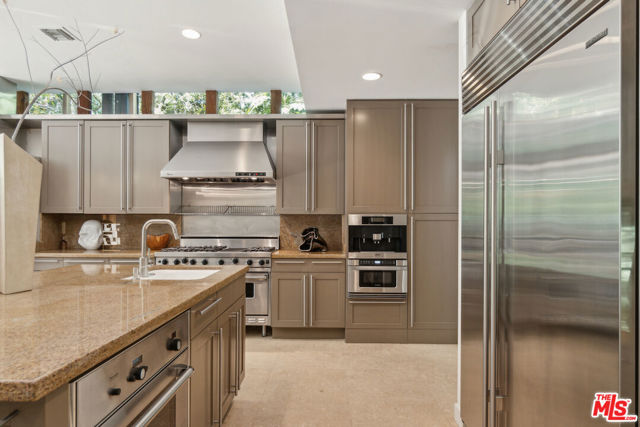 7728 Woodrow Wilson Drive, Los Angeles CA: https://media.crmls.org/mediaz/0dfdaf14-b669-45d1-ab72-167d0666b1c5.jpg