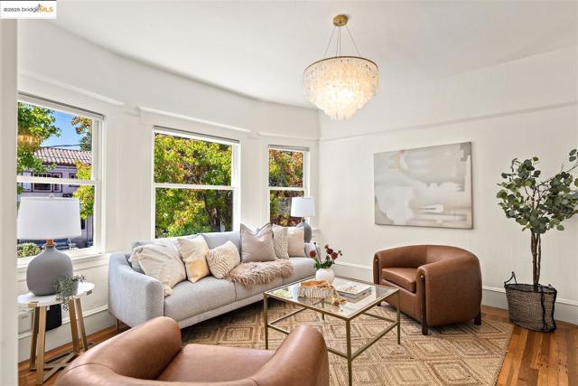 428 Cavour St, Oakland CA: https://media.crmls.org/mediaz/0dfddc04-51cc-496f-b117-6fdcc654d25a.jpg