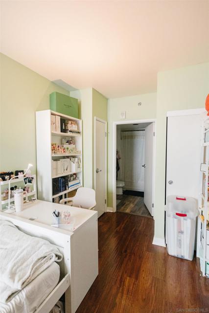 425 W Beech St, San Diego CA: https://media.crmls.org/mediaz/0dfe4dec-0d2e-40f1-b0a4-7bc0e6d14609.jpg