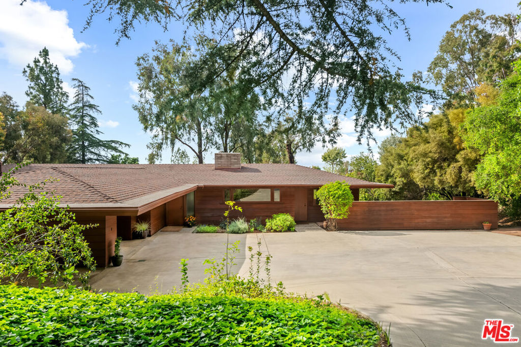 1915 Country Club Drive