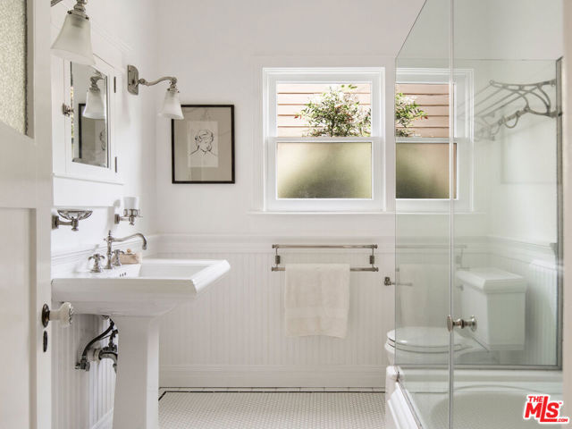 1402 N Benton Way, Los Angeles CA: https://media.crmls.org/mediaz/0dfecf73-0a9d-4f4c-a022-fbe005ddc3c8.jpg