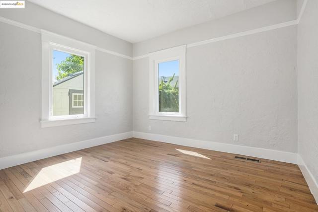 Image 18 of 28 For 1252 Russell St