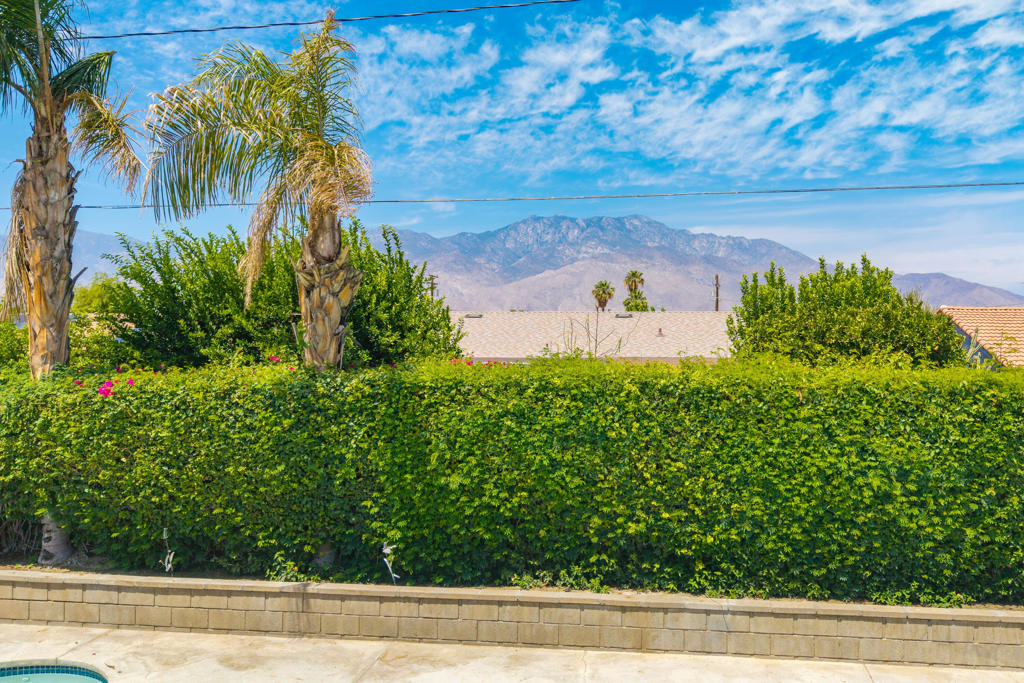 https://media.crmls.org/mediaz/0dff9bc2-d7a5-4808-818f-390890a5b786.jpg?preset=X-Large
