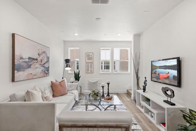 712 Amalfi Loop, Milpitas CA: https://media.crmls.org/mediaz/0e00b7a9-27db-44d1-8363-8e546651a96e.jpg