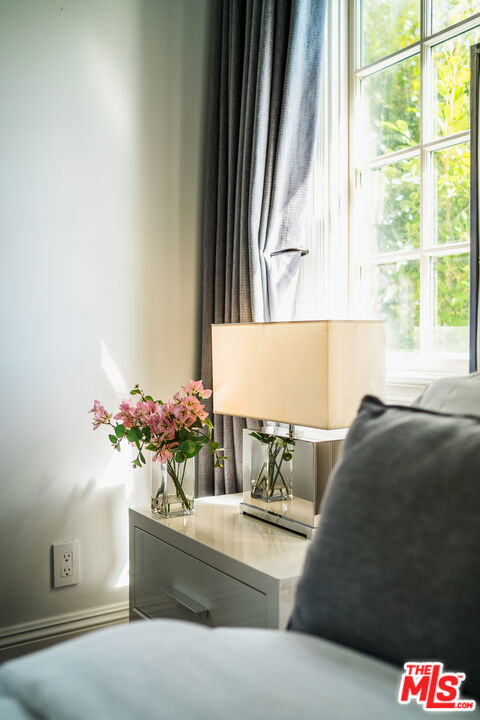 https://media.crmls.org/mediaz/0e00ef0f-ebda-4167-994f-a94d842cb3e8.jpg?preset=X-Large