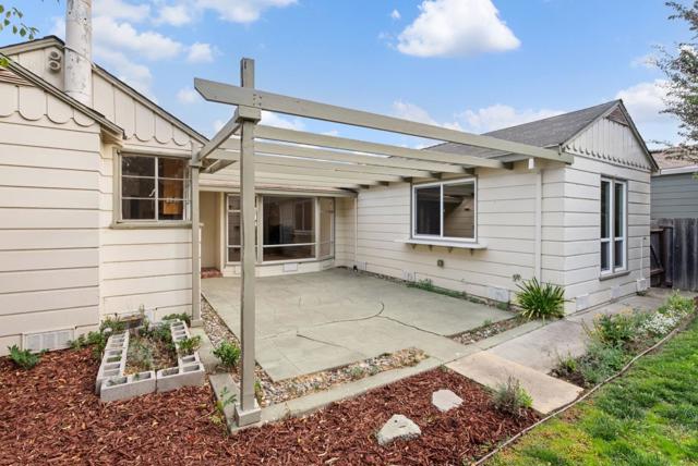 301 22nd Avenue, San Mateo CA: https://media.crmls.org/mediaz/0e00f93d-7ff4-4e72-a657-e1cf78a6b3cd.jpg