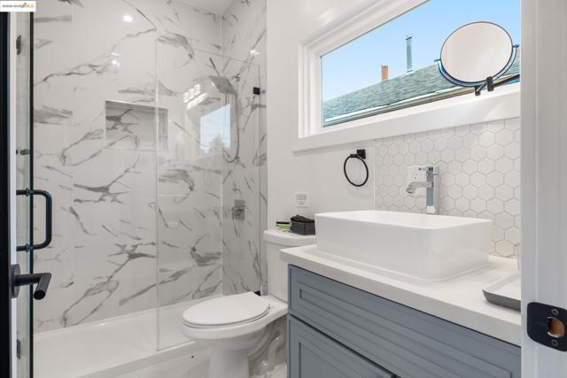 75 Echo Ave, Oakland CA: https://media.crmls.org/mediaz/0e013207-c915-4db5-b2c8-bb1f19e4060c.jpg