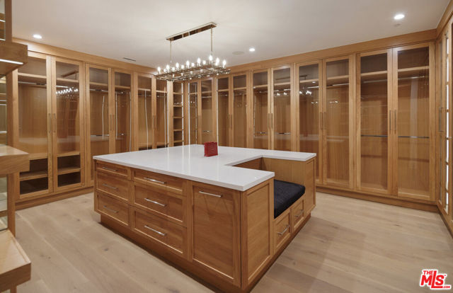 7052 Dume Drive, Malibu CA: https://media.crmls.org/mediaz/0e021db6-bd85-4fcf-8dd7-d60bb81be8db.jpg