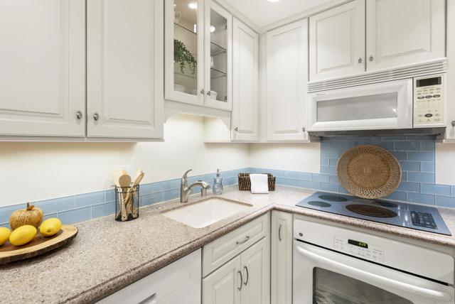 939 Coast Boulevard, La Jolla CA: https://media.crmls.org/mediaz/0e025e26-c05e-4df1-b5aa-be36d1fc13e3.jpg