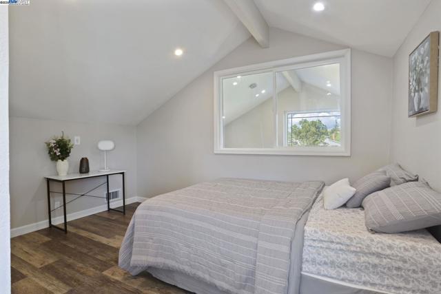 10034 Foxboro Cir, San Ramon CA: https://media.crmls.org/mediaz/0e02b238-2ac6-4175-bd80-3c62f625dc6c.jpg