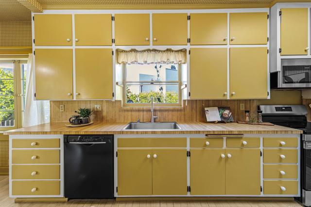 4229 Saint James Place, San Diego CA: https://media.crmls.org/mediaz/0e042bcd-9599-4bbb-bc9e-2a4824fe300a.jpg