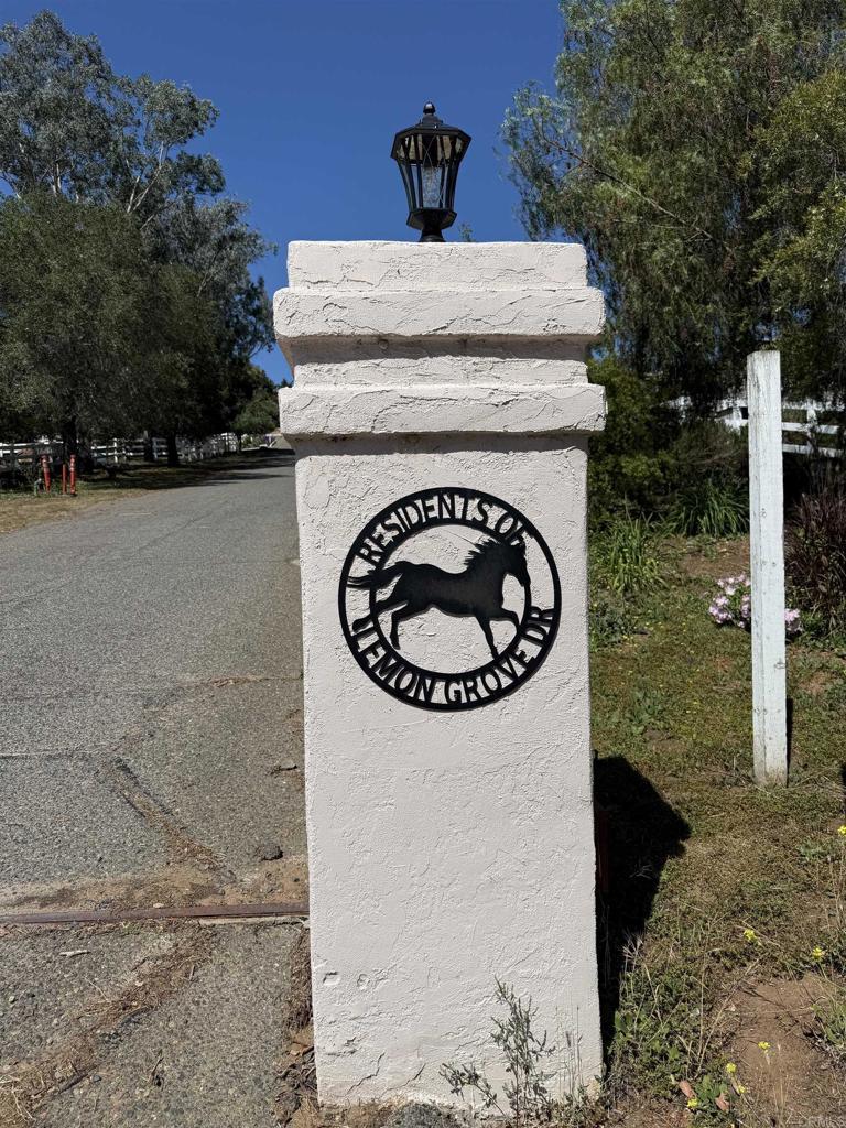 https://media.crmls.org/mediaz/0e04cbac-4005-4627-81e0-a80808c91ead.jpg?preset=X-Large