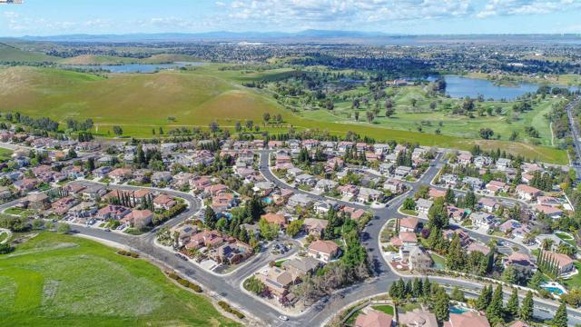 5018 Southport Ct, Antioch CA: https://media.crmls.org/mediaz/0e05047c-7f3a-48f2-a0e3-3634019e9fd0.jpg