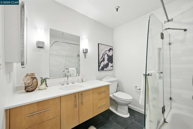 325 Lenox Ave, Oakland CA: https://media.crmls.org/mediaz/0e053437-44bd-4b81-8c5d-d14ed95b503c.jpg