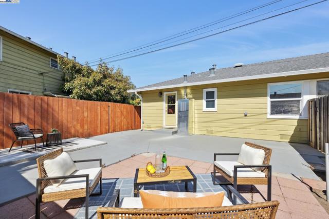 108 Cypress St, Alameda CA: https://media.crmls.org/mediaz/0e056a1d-d54f-4bda-b904-03ca8fa675a4.jpg