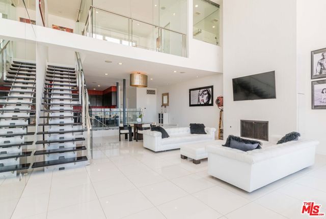 5205 Ocean Front Walk, Marina del Rey CA: https://media.crmls.org/mediaz/0e059ac7-5db6-4bec-ad4e-37e63b464342.jpg