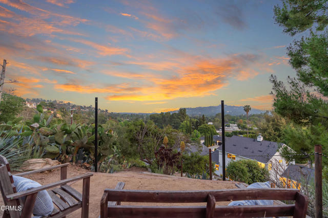 519 Paulette Place, La Canada Flintridge CA: https://media.crmls.org/mediaz/0e06733a-74ef-4297-b5a0-a97e53537664.jpg