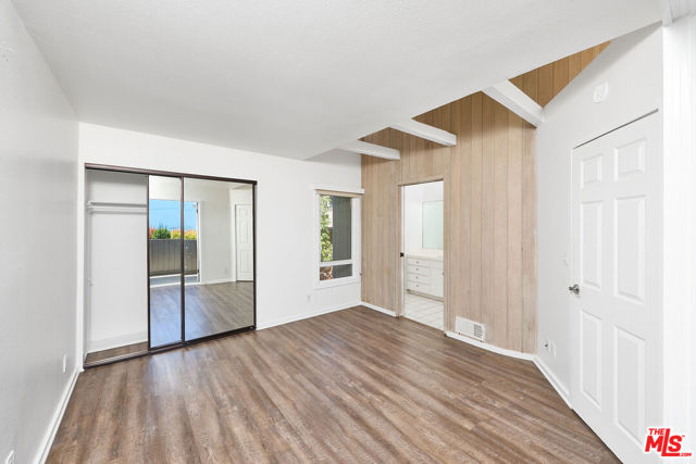 253 Fairview Street, Laguna Beach CA: https://media.crmls.org/mediaz/0e0673ce-b6a9-4050-8c87-967112460b84.jpg