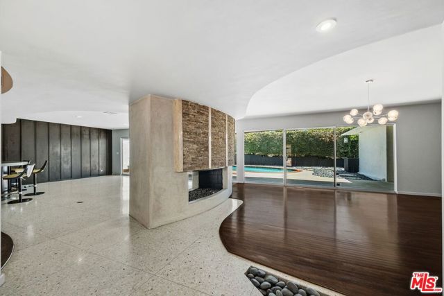6616 Wooster Avenue, Los Angeles CA: https://media.crmls.org/mediaz/0e068b0d-816b-4643-a512-e60b797b2ee6.jpg