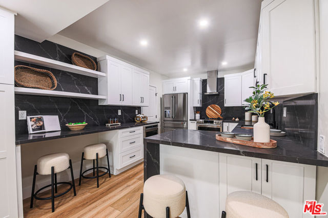 133 S Oakhurst Drive, Beverly Hills CA: https://media.crmls.org/mediaz/0e0731c9-3dfb-42ec-a39d-ada794140417.jpg