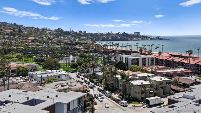 8121 Camino Del Sol, La Jolla CA: https://media.crmls.org/mediaz/0e0774b4-68f1-484d-ade7-e10b737de38e.jpg
