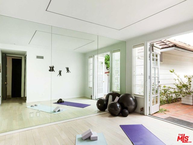 2113 Stoney Hill Road, Los Angeles CA: https://media.crmls.org/mediaz/0e08754d-8d9d-4979-a949-ccb57e0ed5b9.jpg