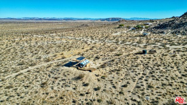 62775 Sullivan Road, Joshua Tree CA: https://media.crmls.org/mediaz/0e08843b-1ff0-4fb1-b2d9-fbd87cbe7ec5.jpg