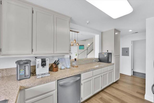 401 Baltic Circle,  CA: https://media.crmls.org/mediaz/0e08cd46-b2a2-42c7-914b-c3ba38506a4e.jpg