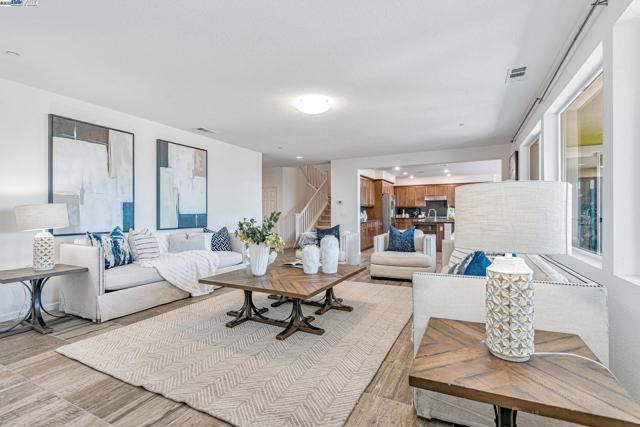 4005 Sarasta Bay Dr, Pittsburg CA: https://media.crmls.org/mediaz/0e09521f-8a10-4eb3-bd10-0a10c4cb8d35.jpg
