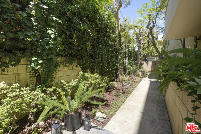 4949 Genesta Avenue, Encino CA: https://media.crmls.org/mediaz/0e0a9f43-3c7e-4595-8eef-34e43813e2e7.jpg