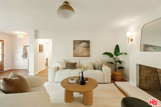 5103 Parkglen Avenue, Los Angeles CA: https://media.crmls.org/mediaz/0e0b0498-3fa7-4bfd-b4e6-79ca4affe97d.jpg