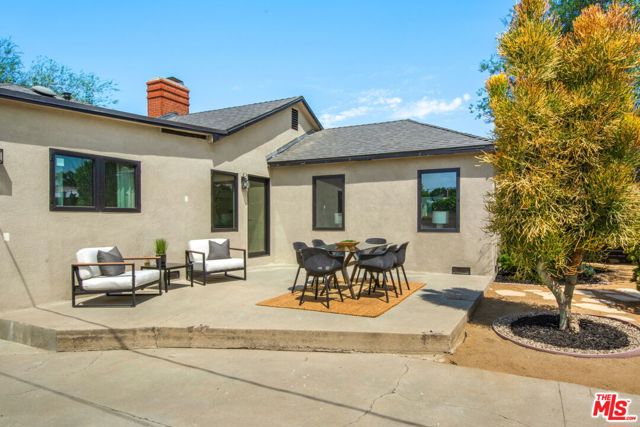 3558 S Muirfield Road, Los Angeles CA: https://media.crmls.org/mediaz/0e0b7c96-31ee-4aab-97f2-31a1a6df90b8.jpg