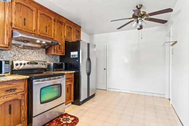 18289 Meekland Ave, Hayward CA: https://media.crmls.org/mediaz/0e0bb117-d53e-44df-81e8-13fe57857912.jpg