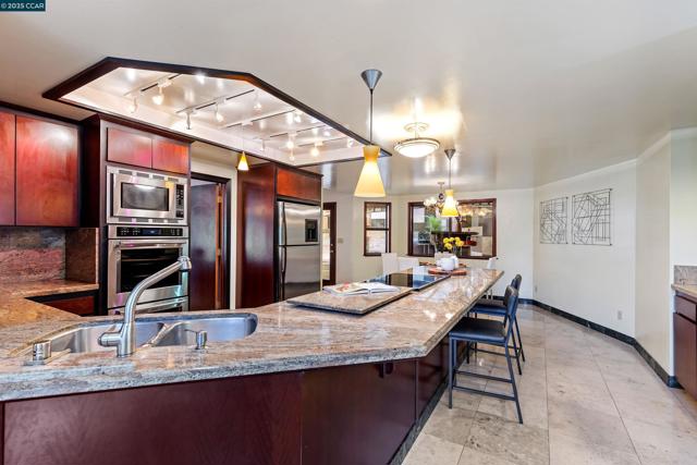 39 Mira Loma Rd, Orinda CA: https://media.crmls.org/mediaz/0e0d57ee-90aa-4adf-81d9-e2baee6b31fd.jpg