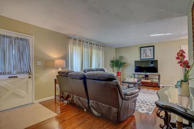 Detail Gallery Image 5 of 19 For 524 Parkbrook St, Spring Valley,  CA 91977 - 3 Beds | 1/1 Baths