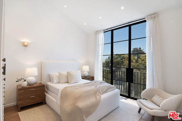 745 E Sunset Avenue, Venice CA: https://media.crmls.org/mediaz/0e0ea9bc-4930-41c0-bc25-f86c4bc6f285.jpg